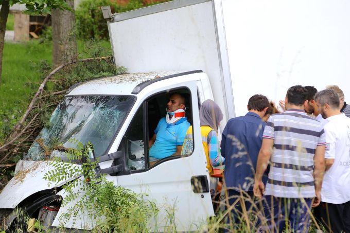 TEM otoyolunda kamyonet şarampole yuvarlandı