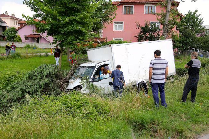 TEM otoyolunda kamyonet şarampole yuvarlandı