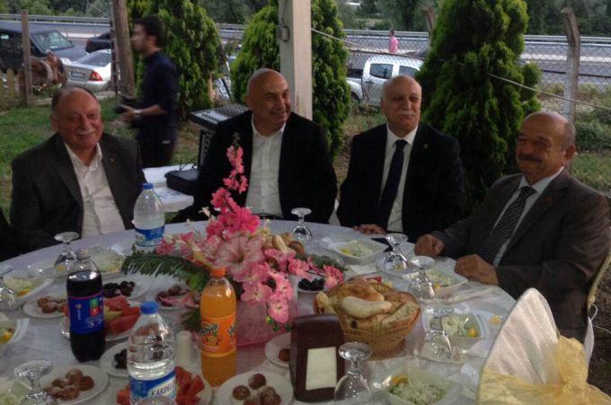 CHP'li Özkoç, Akyazılı muhtarlarla iftarda buluştu