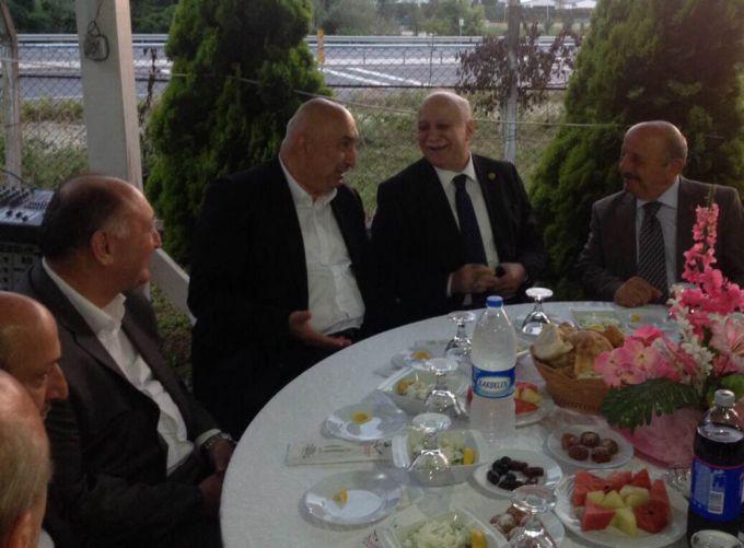 CHP'li Özkoç, Akyazılı muhtarlarla iftarda buluştu