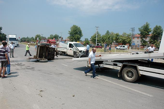 Kamyonetin çarptığı traktör takla attı: 1 ölü