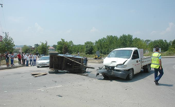 Kamyonetin çarptığı traktör takla attı: 1 ölü