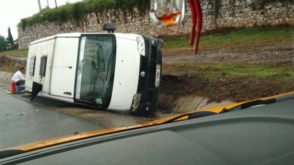 Yaz yağmuru caddeleri göle çevirdi