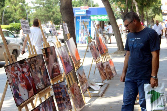 Depremi unutturmamak için her yıl sergi açıyor