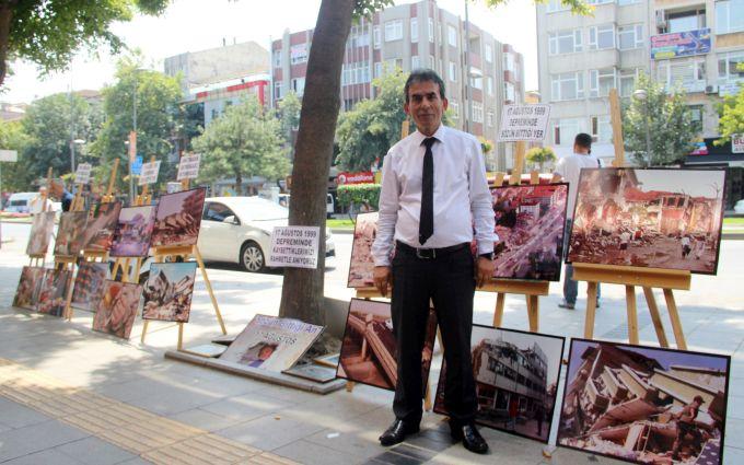 Depremi unutturmamak için her yıl sergi açıyor