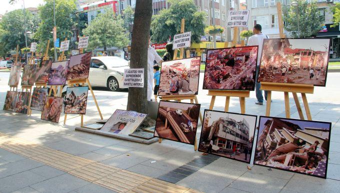 Depremi unutturmamak için her yıl sergi açıyor