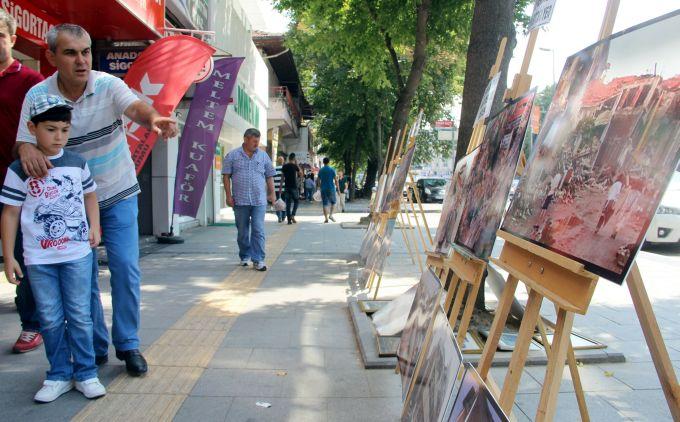 Depremi unutturmamak için her yıl sergi açıyor