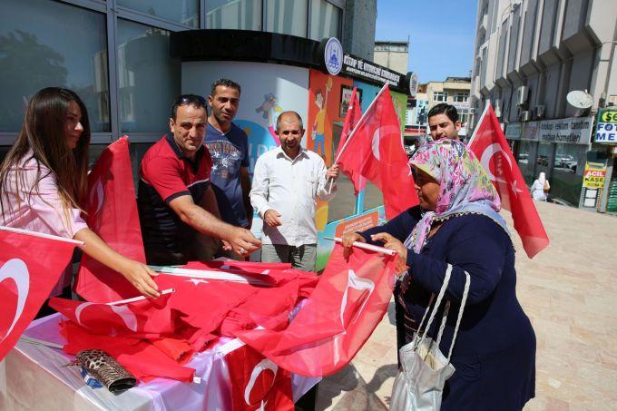 Vatandaşa bayrak dağıttılar