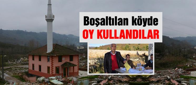 Boşaltılan köyde oy kullandılar