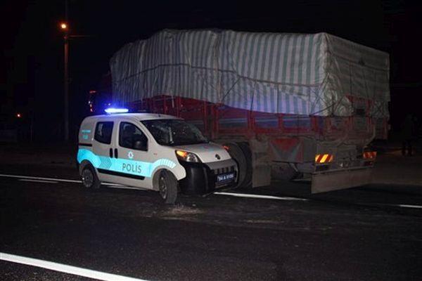 Kamyon, uygulama yapan polis otosuna çarptı