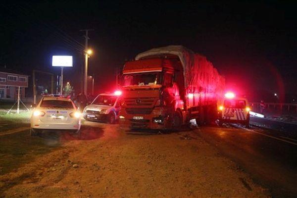 Kamyon, uygulama yapan polis otosuna çarptı