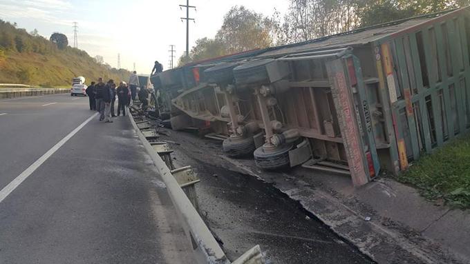 Söğütlü'de tır devrildi: 1 yaralı 