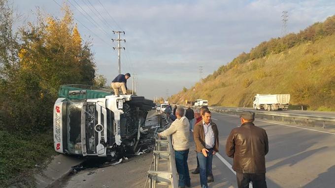 Söğütlü'de tır devrildi: 1 yaralı 