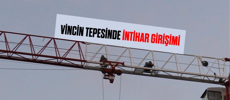 Maaşını alamayınca vincin tepesine çıktı