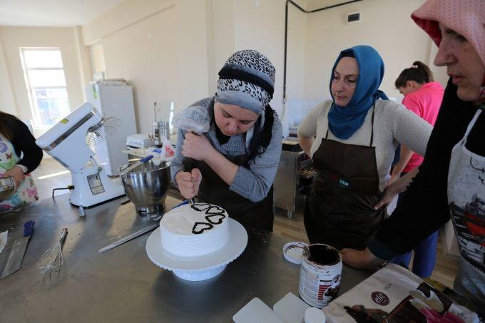 Pastacılığın püf noktalarını bu kursta öğreniyorlar