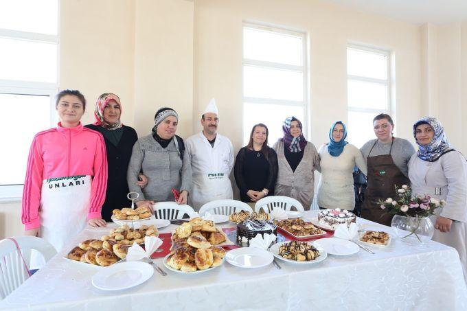 Pastacılığın püf noktalarını bu kursta öğreniyorlar