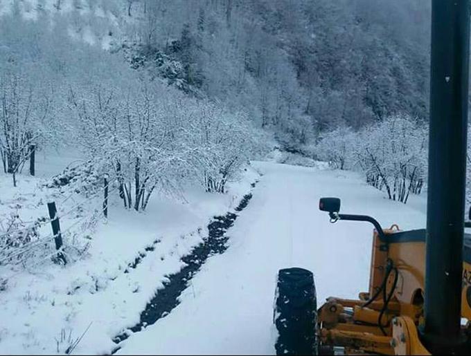 Akyazı Belediyesi ekipleri kapanan yolları açtı