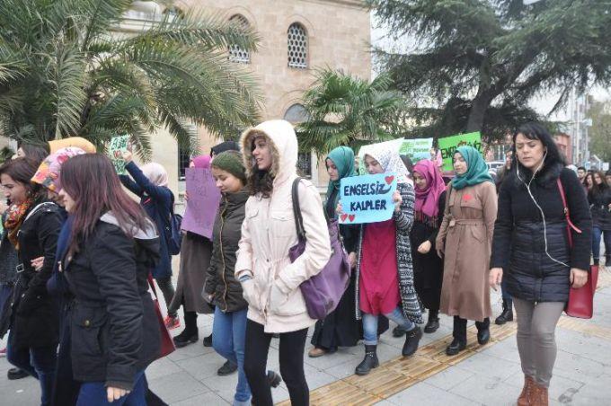 Gözlerini bağlayarak, engelliler için yürüdüler