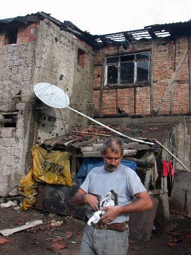 Yanan Evinden Eşyalarını Değil Güvercinlerini Kurtardı