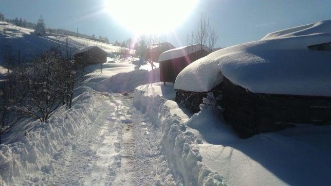 Kar yağışı nedeniyle kapanan yollar açılıyor