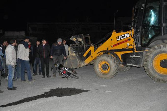 İş makinasına çarpan motosiklet sürücüsü yaralandı