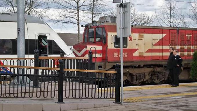 Elektrik kesildi, hızlı tren yolda kaldı