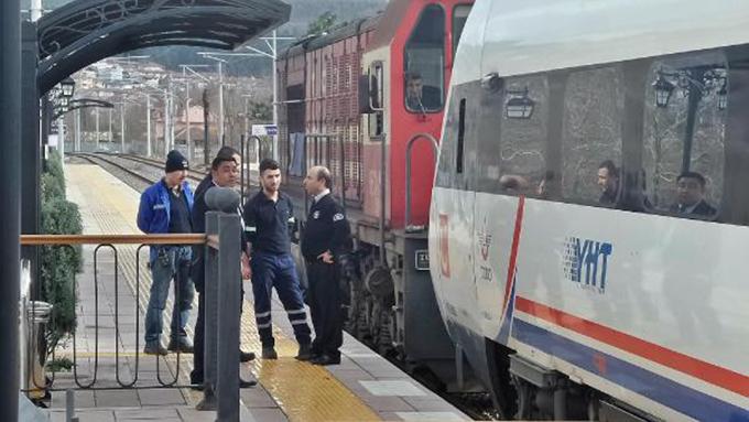 Elektrik kesildi, hızlı tren yolda kaldı