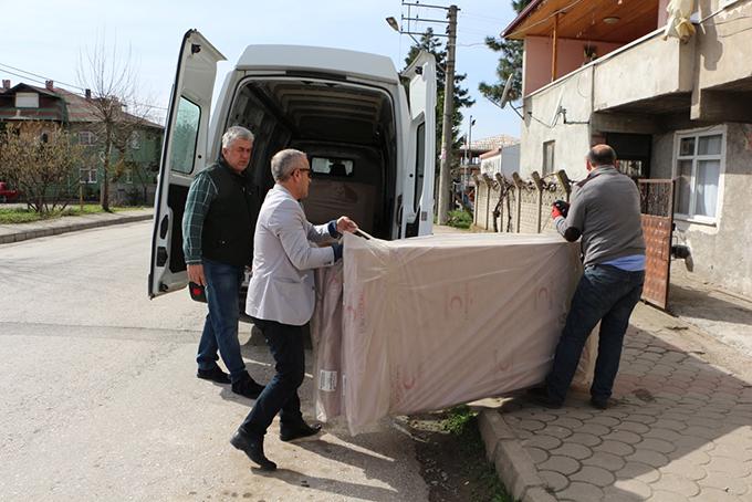 Evi yanan aileye Kızılaydan yardım 