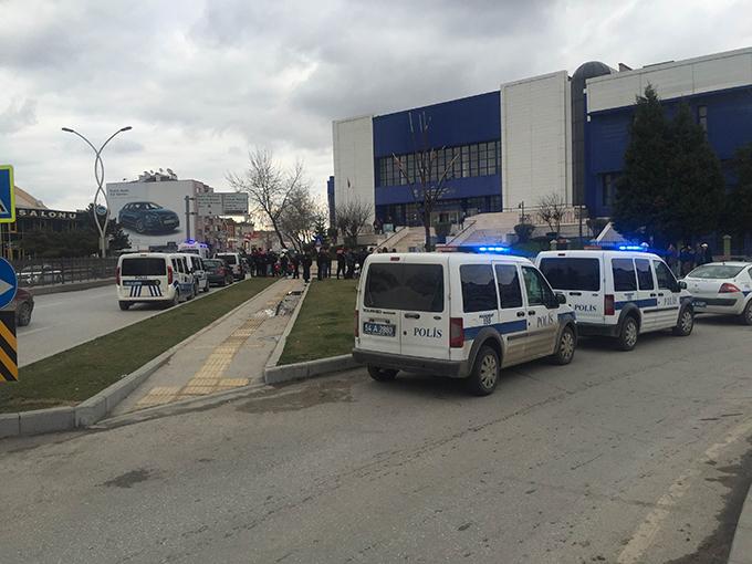 Dolmuş şoförü polis memuruna çarptı