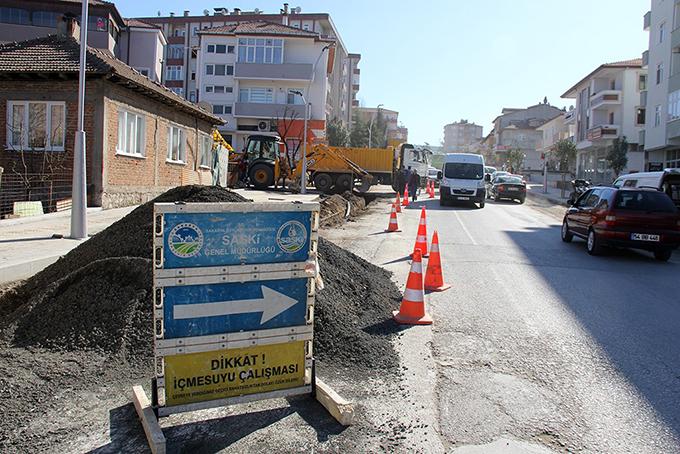 Bağlar Caddesi'nin içmesuyu hattı yenileniyor