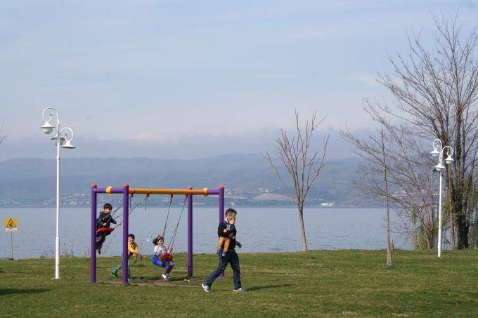 Güzel havayı gören Sapanca Gölü'ne koştu