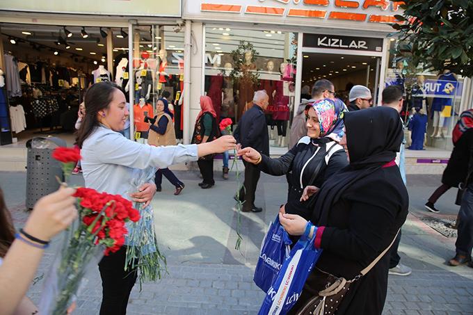 Başkan Aydın karanfil dağıttı