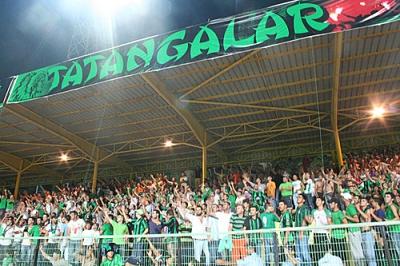 <font face="Arial" size="2">Ziyaretler başlamadan &ouml;nce, Sakaryaspor y&ouml;netimi şehrimizin r&ouml;ntgenini &ccedil;ekmeli, ziyaret planlamasını yapmalı, gidilecek her merci ve yetkili i&ccedil;in yardım miktarını belirleyip kamuoyu ile paylaşmalıdır.</font> <p><font color="#333399"></font></p><p><font face="Arial" size="2" color="#000000">Bununla birlikte; <font color="#333399">şehrimizin yetiştirmiş olduğu ve &uuml;lke &ccedil;apında &ouml;nemli mevkilerde bulunan t&uuml;m hemşehrilerimiz de istisnasız olarak listelenmeli ve tek tek ziyaret edilerek somut destek talepleri kendilerine ulaştırılmalıdır.</font> İş, sanat, spor, siyaset, medya ve cemiyet hayatının &ouml;nde gelen bir&ccedil;ok isminin Sakarya k&ouml;kenli olması ile &ouml;v&uuml;nen ancak, bu dinamiği İLETİŞİMSİZLİK nedeniyle yeterince kullanamayan şehrimiz adeta varlık i&ccedil;inde yokluk &ccedil;ekmektedir.</font></p><p><font size="2"><font face="arial,helvetica,sans-serif"><font color="#000000">Sakaryaspor Y&ouml;netimi planlamasını en kısa zamanda tamamlayarak uygulamaya ge&ccedil;meli, takımımızın i&ccedil;inde bulunduğu sıkıntılı s&uuml;re&ccedil;ten &ccedil;ıkması i&ccedil;in gerekli hamlelerin yanında, ge&ccedil;miş d&ouml;nemden kalan bor&ccedil;ların da bir an &ouml;nce ortadan kaldırılarak, yarınlara daha umutlu bakmamızı sağlayacak kaynakları bulmalıdır.</font></font></font></p><p><strong><font face="Arial" size="2">Şehrimiz; gerek Sakarya&rsquo;da yaşayan ve gerekse şehir dışındaki Sakaryalılar d&uuml;ş&uuml;n&uuml;ld&uuml;ğ&uuml;nde, bunu başaracak g&uuml;&ccedil;tedir.</font></strong> </p><p><font face="Arial" size="2">Her kesimin; kişisel farklılıkları, d&uuml;nya g&ouml;r&uuml;şlerindeki ayrılıkları, siyasi rekabetleri, ticari yarışları, eskiden kalan hesapları, hırsları, egoları geride bırakarak kenetlenmesi gerekmektedir.</font></p><p><font face="arial,helvetica,sans-serif" size="2">Sakaryaspor Y&ouml;netim Kurulu&rsquo;nun isteyeceği destek kişisel olmayıp, şehrimizin ortak değeri olan takımımızın yarınlarının sağlıklı olarak temellendirilmesi amacı taşıdığı i&ccedil;in bir aczin ifadesi olmayacaktır. Bu nedenle; y&ouml;netim kurulumuz hi&ccedil;bir komplekse kapılmadan t&uuml;m kapıları aşındırarak, gerekli olan desteği talep etmelidir.</font></p><p><font face="arial,helvetica,sans-serif" size="2">Yapılacak olan destek turlarının başlangı&ccedil; ve bitiş tarihi kamuoyu ile paylaşılmalı ve s&uuml;ratli bir şekilde uygulanmalıdır.</font></p><p><font face="arial,helvetica,sans-serif" size="2">Ziyaret sonu&ccedil;ları t&uuml;m şehir ile paylaşılmalı ve kul&uuml;b&uuml;m&uuml;ze bu zor g&uuml;nlerinde destek olanları da; atarken mangalda k&uuml;l bırakmayıp iş icraata gelince k&ouml;şe bucak ka&ccedil;anları da şehir halkı bilmeli ve tanımalıdır.</font></p><p><font face="arial,helvetica,sans-serif" size="2" color="#333399">Hi&ccedil;bir kurum ve kuruluş ile &ccedil;orbada tuzu olabilecek hi&ccedil;bir kişinin ihmal edilmeden liste haline getirilmesi ile başlayacak olan bu organizasyon, başlangıcından sonu&ccedil; raporuna kadar tam bir şeffaflık sergilemelidir.</font></p>