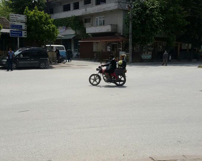 1i bebek 5 kişinin tehlikeli motosiklet yolculuğu