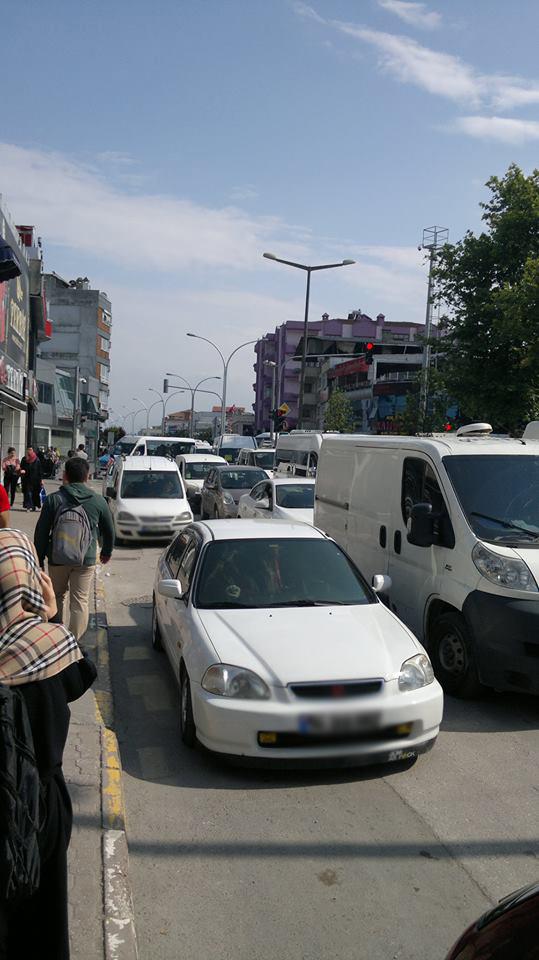 Trafik kilitlendi, sürücüler tepki gösterdi