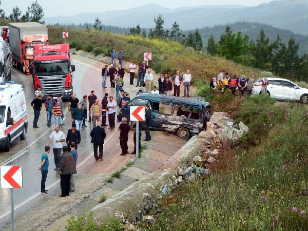 İşçileri taşıyan araç kaza yaptı: 1 ölü, 6 yaralı!