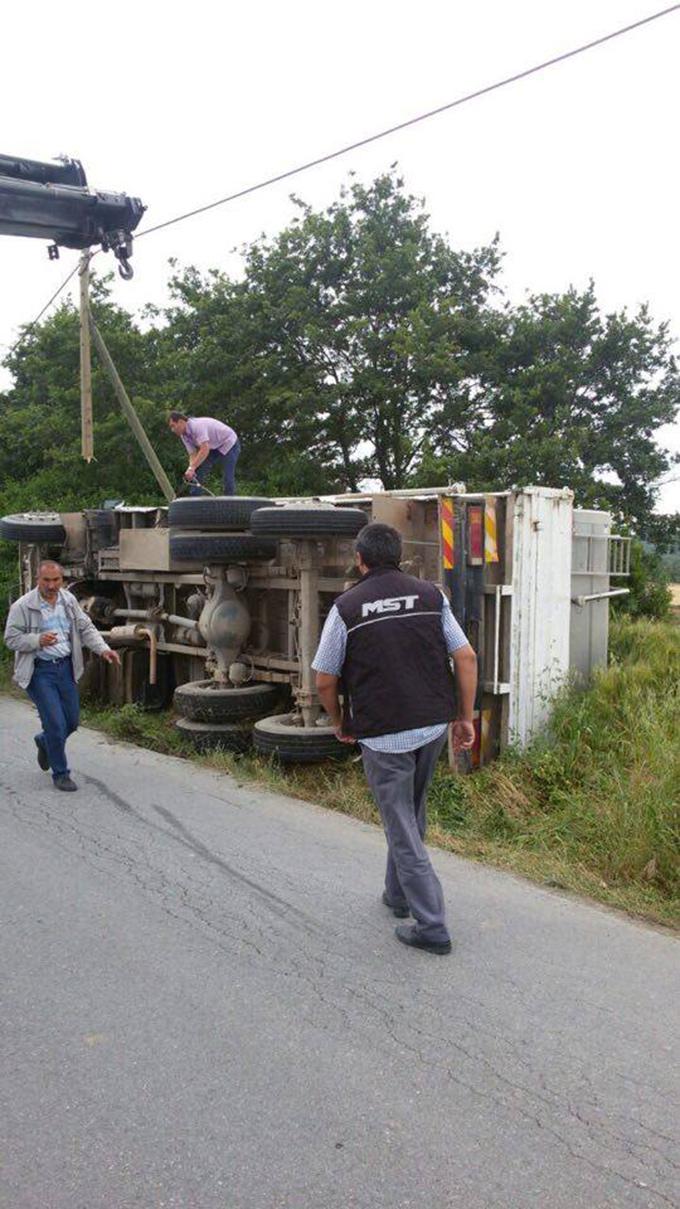 Kaynarca'da süt kamyonu devrildi