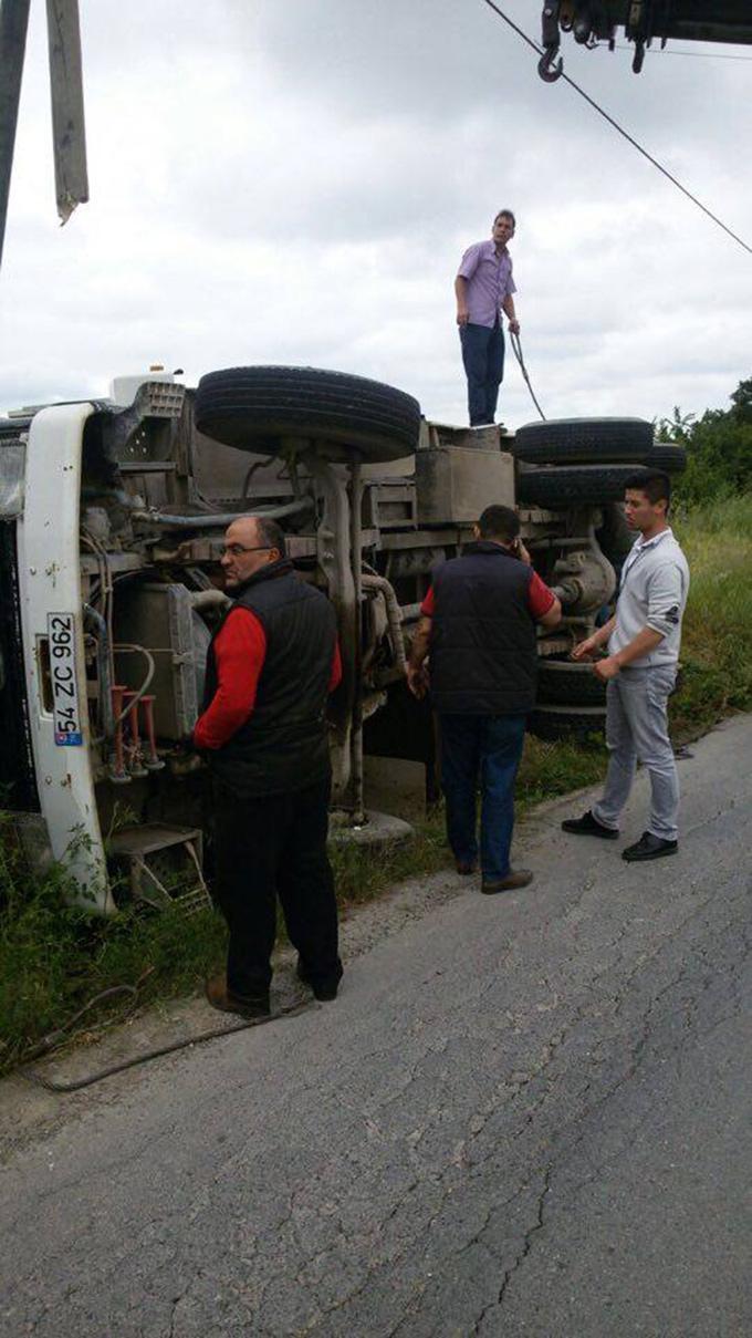 Kaynarca'da süt kamyonu devrildi