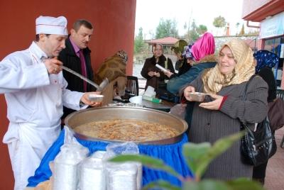 Mustafa Çalık, Aşure Dağıttı