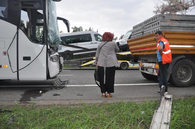 Yolcu otobüsü TIR'a çarptı