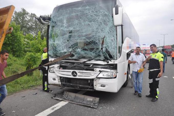 Yolcu otobüsü TIR'a çarptı