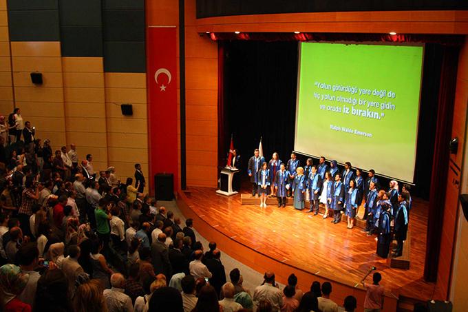 Tıp Fakültesi Mezunlarını Verdi