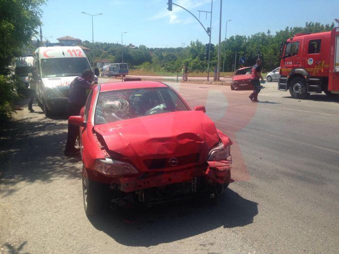 Üniversite kavşağında korkutan kaza: 3 yaralı!