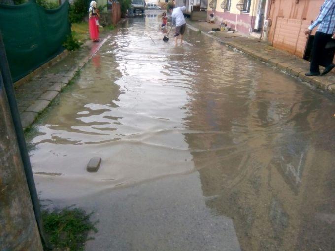 Yağmur aniden bastırdı, sokaklar sular altında kaldı