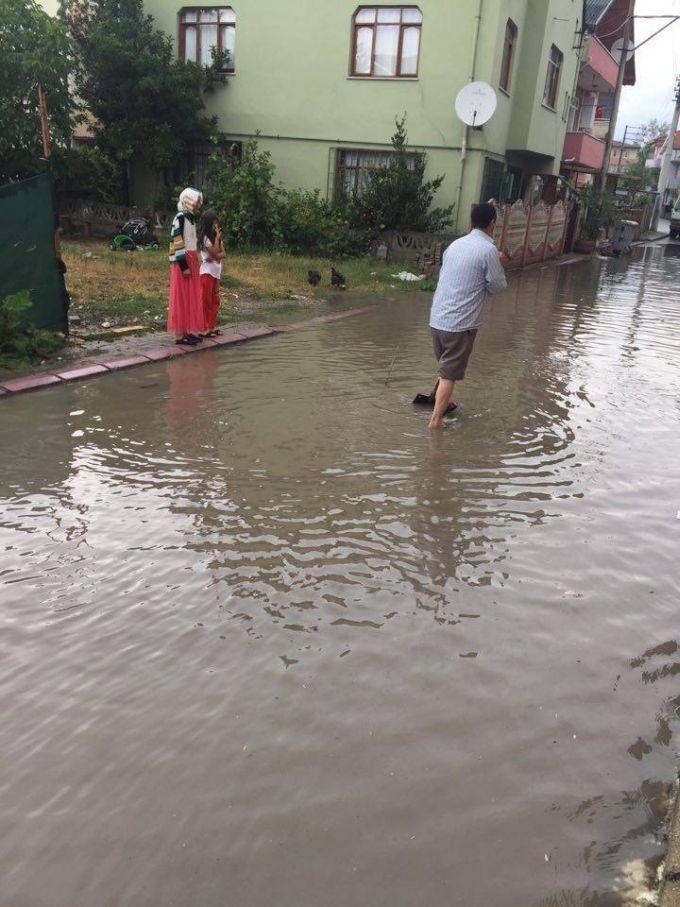 Yağmur aniden bastırdı, sokaklar sular altında kaldı