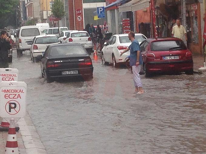 Sağanak yağış vurdu