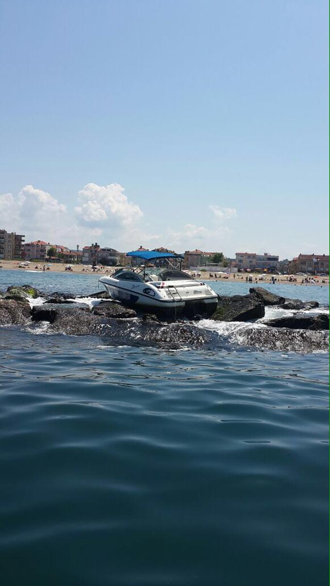 Sürat teknesi kayalıklara çıktı