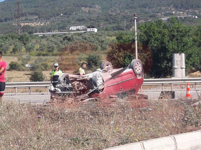 Tırın çarptığı otomobil bariyerlere çarpıp takla attı