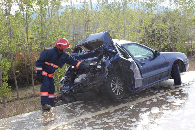 Otobüs otomobile arkadan çarptı: 2 yaralı