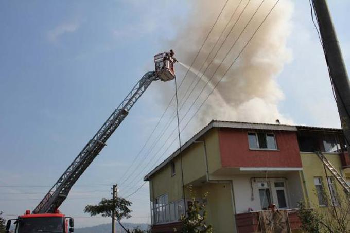  Ferizli'de çatı yangını